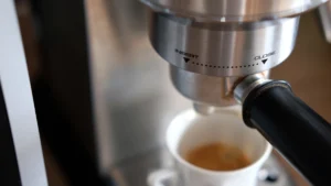 Un caffè espresso appena fatto con la mia Dedica DeLonghi