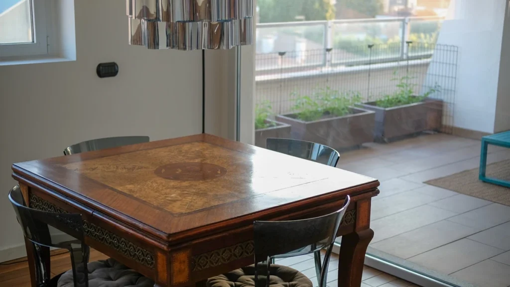 tavolo da pranzo acquistato in un mercatino dell'usato della zona