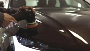 carrozziere che lavora su un'auto