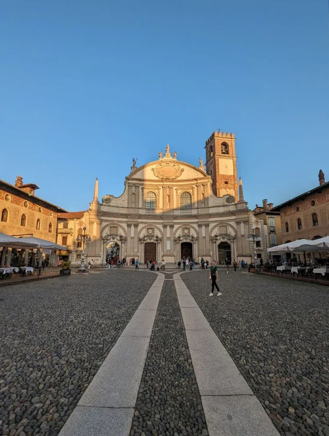 Cattedrale di Sant'Ambrogio dalla Piazza Ducale di Vigevano