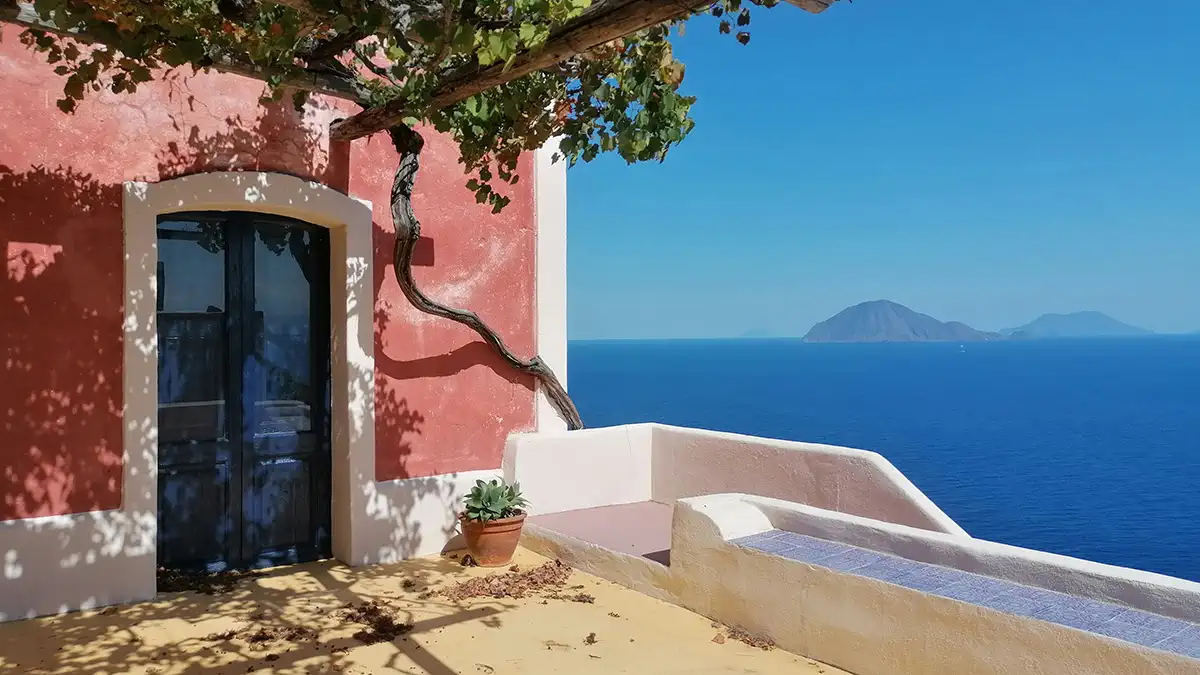 foto di un edificio sull'isola di alicudi