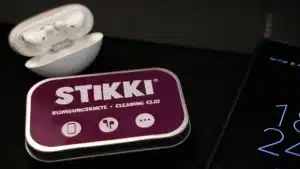scatola di stikki pasta per pulire la porta usb del telefono e non solo