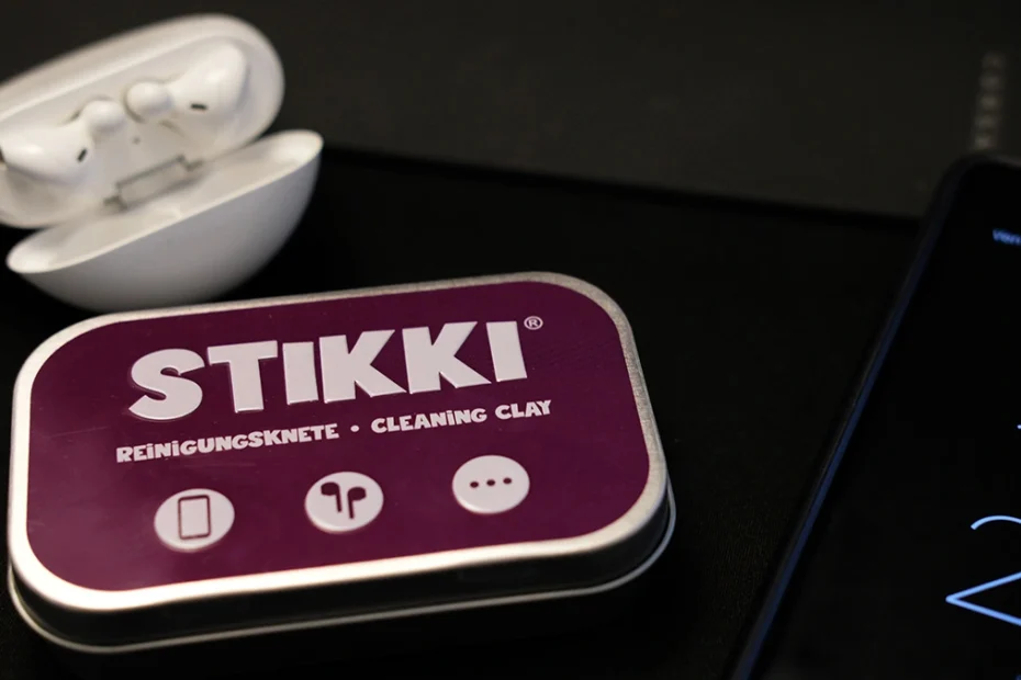 scatola di stikki pasta per pulire la porta usb del telefono e non solo