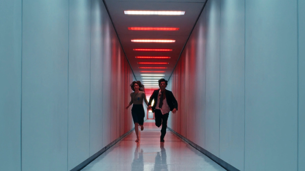 Britt Lower e Adam Scott nel finale di Scissione 2